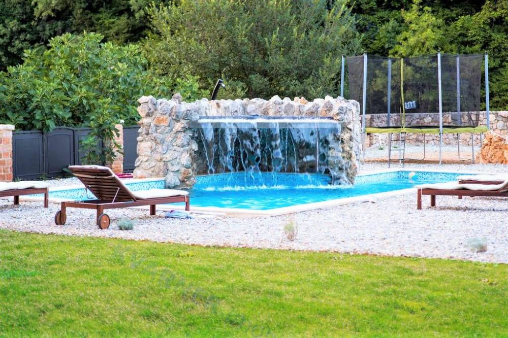 Steinhaus mit Pool und Garten in ruhiger Lage! Vrbnik