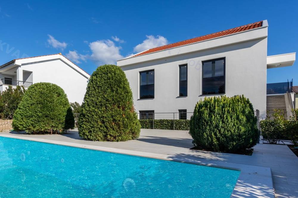 Luksuzen apartma z bazenom in velikim vrtom v Portu!