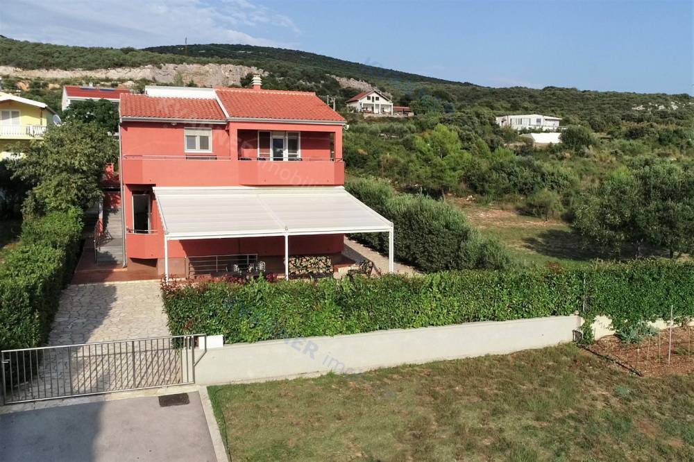 TOP-ANGEBOT! Sv. Filip i Jakov - Haus mit zwei Wohnungen, Garage und 1280 m2 Bauland - 100 m vom Meer entfernt!