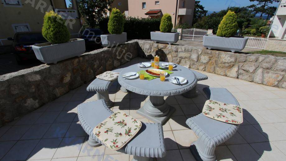 Malinska! Two bedroom apartment on the ground floor with terrace and 30 m2 garden near the center!