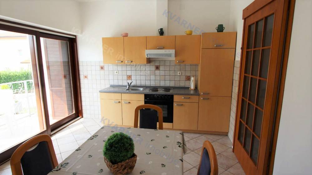 Malinska! Two bedroom apartment on the ground floor with terrace and 30 m2 garden near the center!