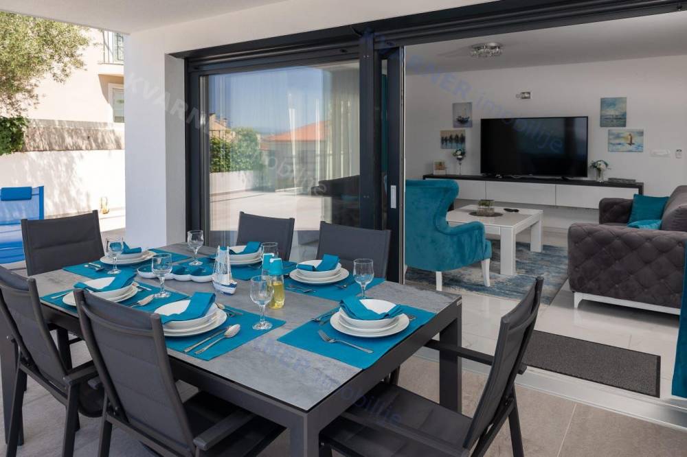 Crikvenica - neues Luxushaus mit 4 Wohnungen und Pool - 20 m vom Strand entfernt!