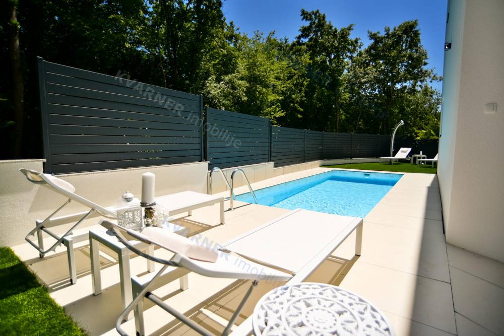 Njivice - Oblikovalsko stanovanje z vrtom, bazenom in savno!