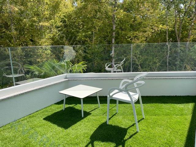 Njivice - Oblikovalsko stanovanje z vrtom, bazenom in savno!