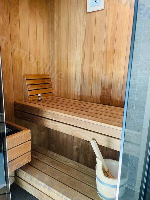 Njivice - Dizajnerski stan sa okućnicom, bazenom i saunom!
