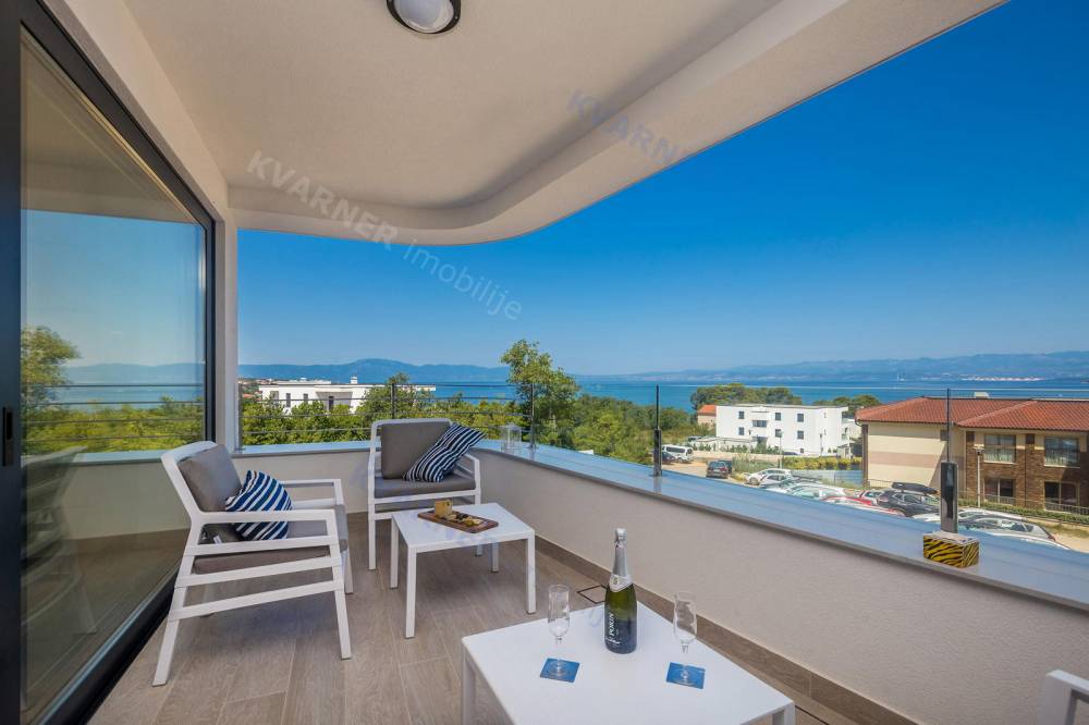 Prekrasan 2-sobni apartman sa balkonom i pogledom na more!