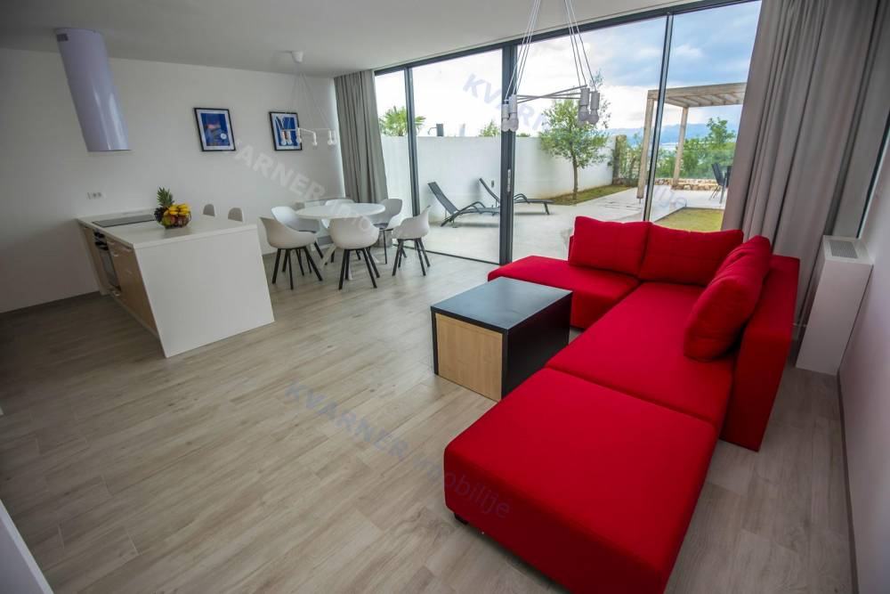 Ground floor apartment with garden and sea view