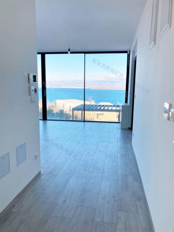 Luxury apartment in a new building with sea view!