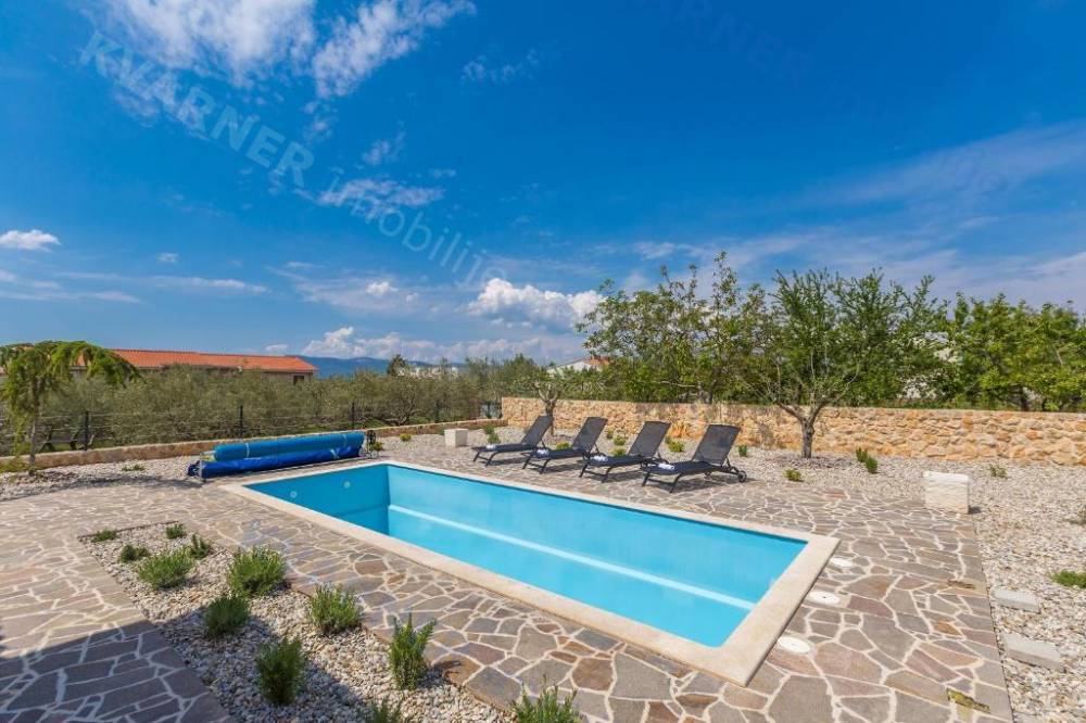 AN ENCHANTING MEDITERRANEAN VILLA WITH SEA VIEW in the vicinity of the town of Krk!