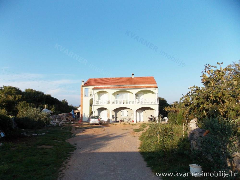 Okolica mesta Krk / Samostojna hiša z velikim zemljiščem na mirni lokaciji!!