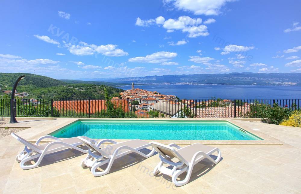 Fascinantna hiša v Vrbniku z bazenom in panoramskim pogledom na morje!