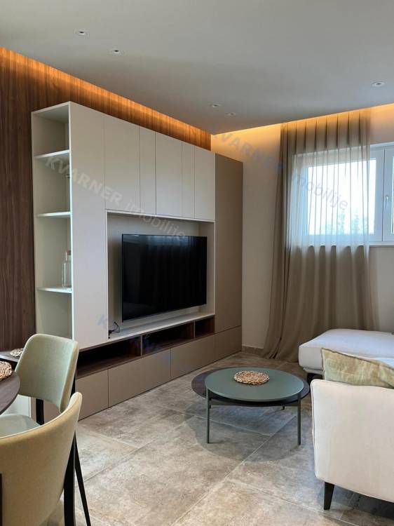 Luxuriös eingerichtetes und hervorragend ausgestattetes zweistöckiges Apartment mit Pool!