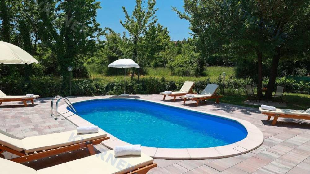 Šilo - Einfamilienhaus mit Swimmingpool und drei Wohnungen!