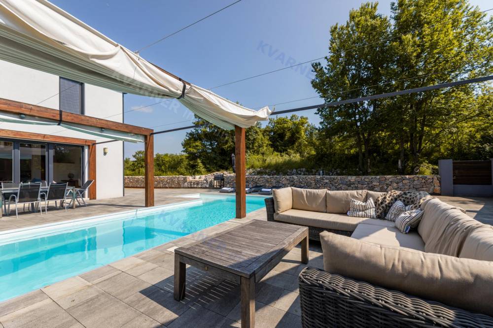 Luksuzna moderna hiša z bazenom na mirni lokaciji!