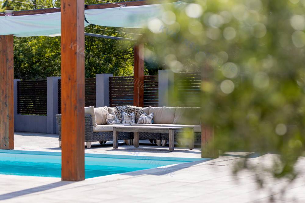 Luksuzna moderna hiša z bazenom na mirni lokaciji!