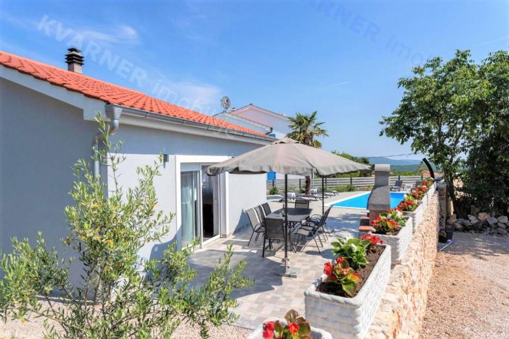 Villa with a swimming pool and sea view in a peaceful location!