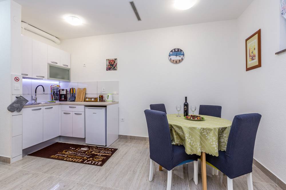 Excellent furnished apartment in Malinska with a garden!