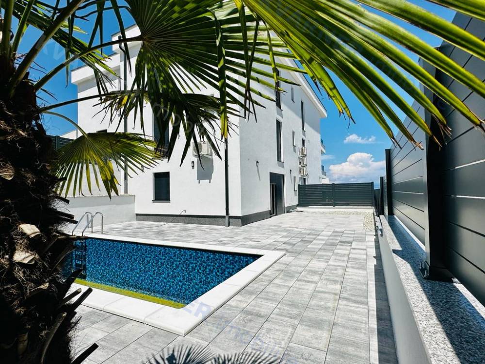 Novo - luksuzni stan s bazenom i pogledom na more!