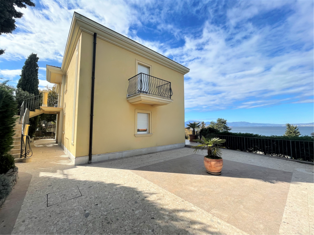 Exclusive location! House with three units and sea views