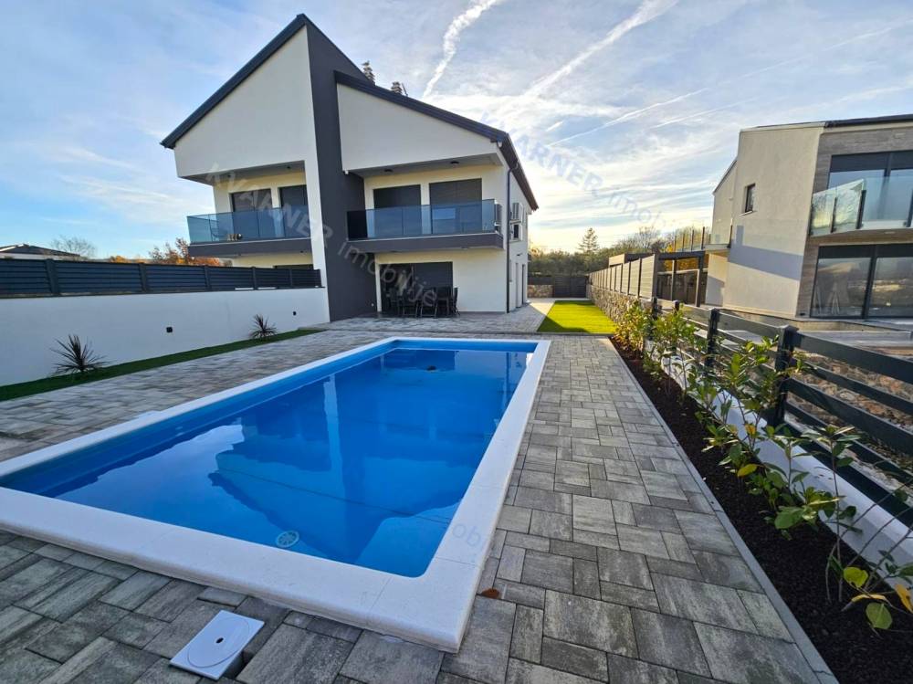 Semi-detached house with a pool and sea view!