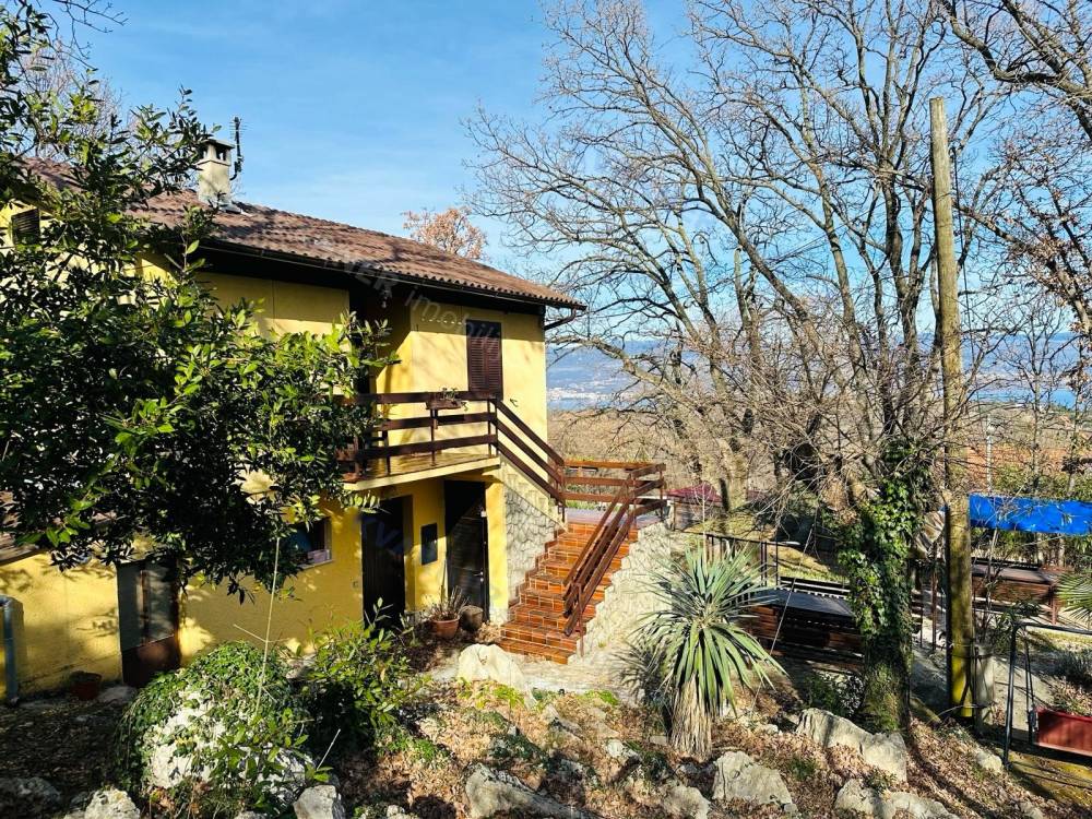 Vrbnik area - detached house with three apartments and a view!