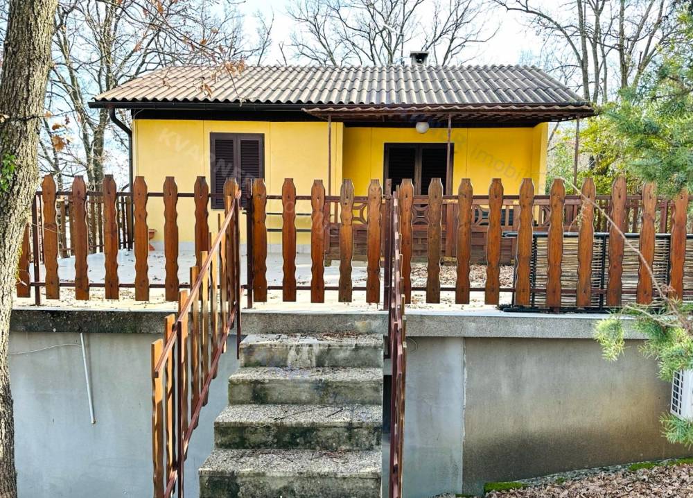 Vrbnik-okolica-samostojeća kuća s tri stana i pogledom!