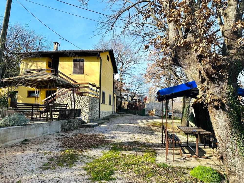 Vrbnik - Umgebung - freistehendes Haus mit drei Wohnungen und Ausblick!