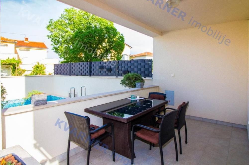 Ground floor apartment with garden and private pool!