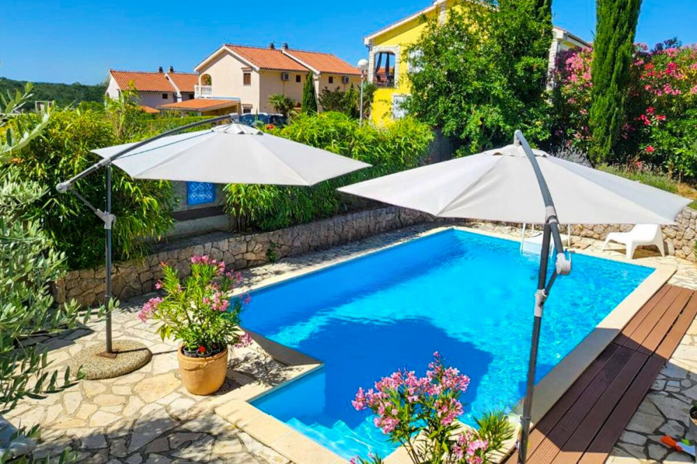 "Njivice - apartment with a pool and a garden!"