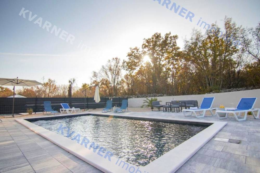 Na prodaj: nova hiša s bazenom na mirni lokaciji!