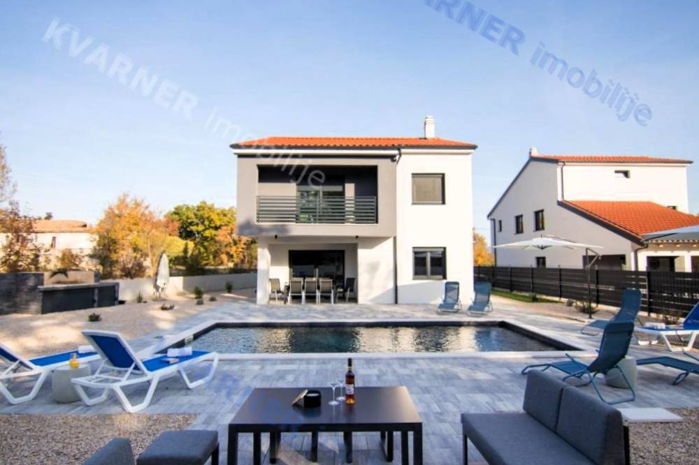 Zum Verkauf: Ein neues Haus mit Pool an einem ruhigen Ort!