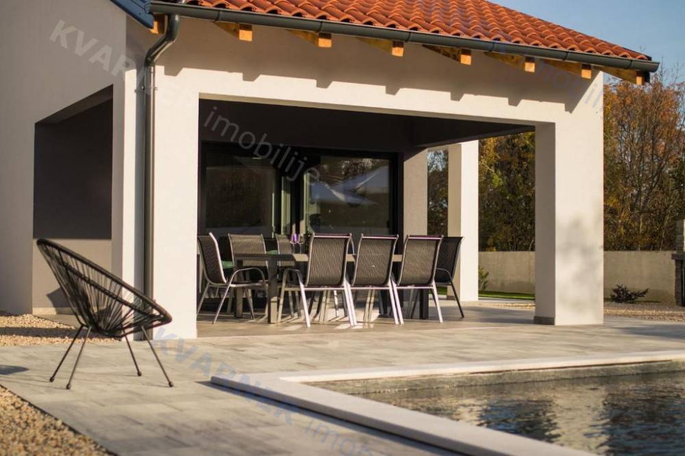 Zum Verkauf: ein neues Haus mit Pool an einem ruhigen Ort!