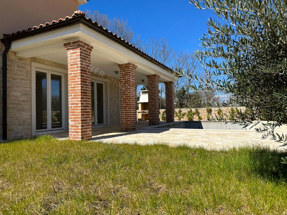 Detached Stone Villa with Garden and Swimming Pool!