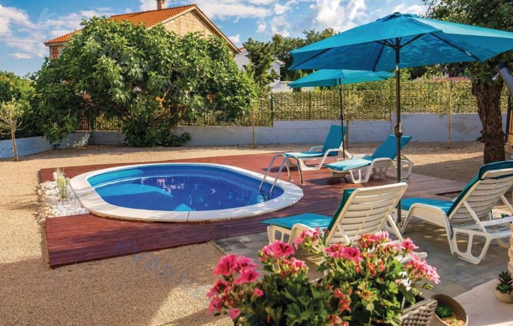 Haus mit Pool an ruhiger Lage - zu verkaufen!