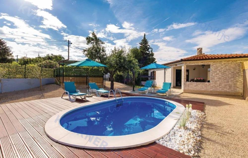 House with a pool in a peaceful location - for sale!