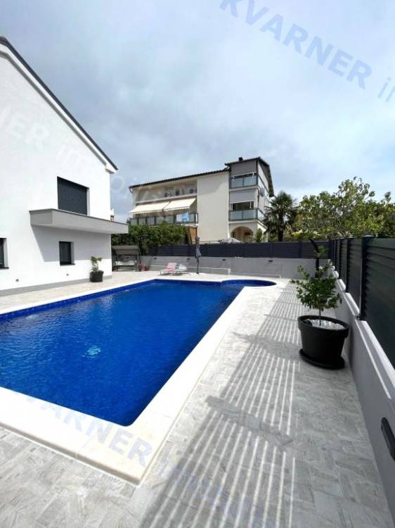 Prodaja samostojeće kuće s pogledom na more i bazenom!