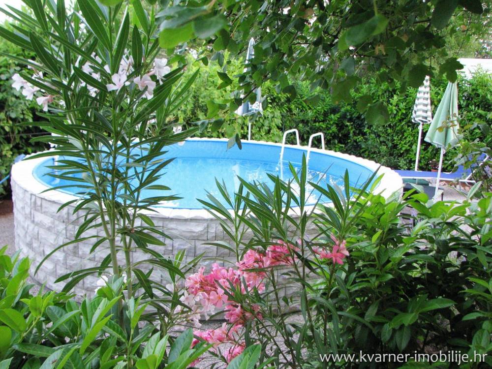 Nepremičnine otok Krk prodaja / Hiše Pinezići prodaja / Samostojna družinska hiša z dvema apartmajema, prekrasno urejenim zemljiščem okoli hiše in bazenom!!