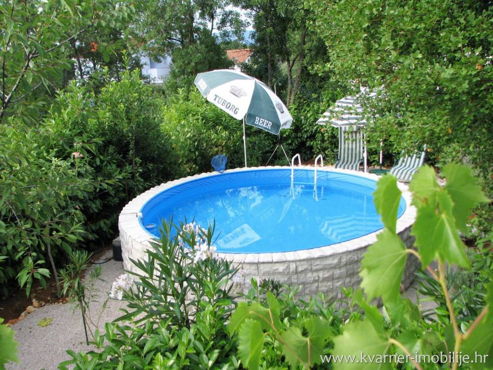 Nekretnine otok Krk prodaja / Kuće Pinezići prodaja / Samostojeća obiteljska kuća s dva apartmana, prekrasno uređenom okućnicom i bazenom!!