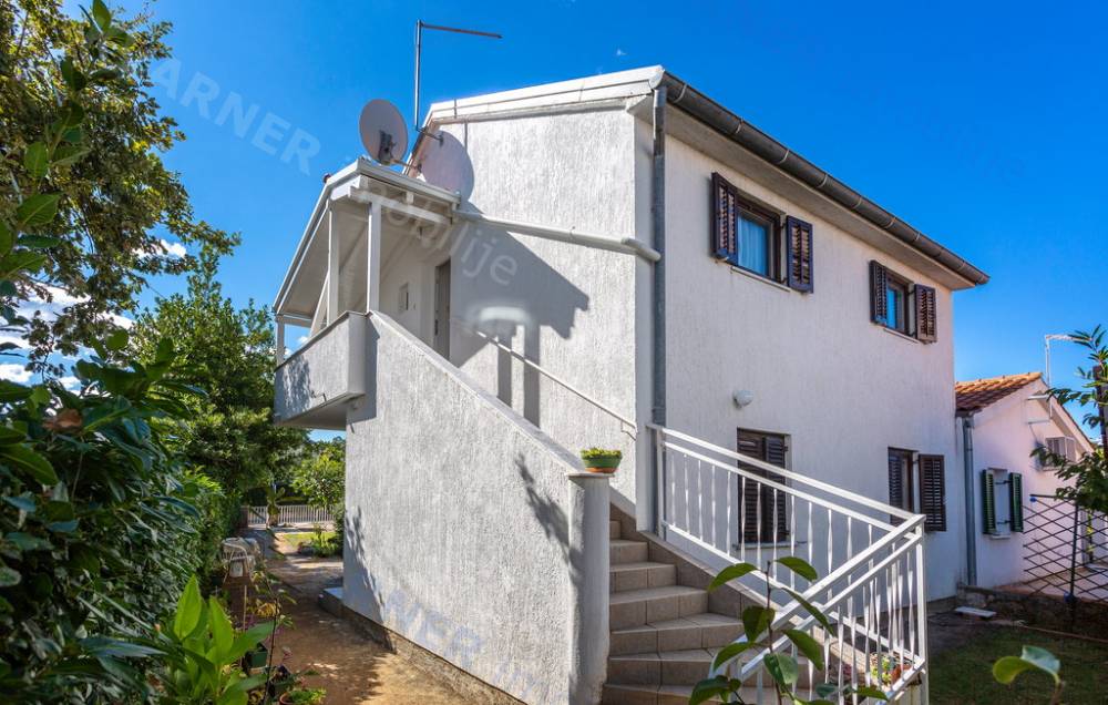 Malinska sale - 200 m from the sea, house with two apartments!