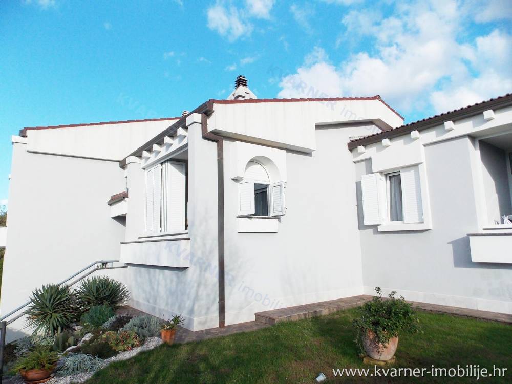 EXCLUSIVE!! Villa in Njivice with 1.060 sqm of garden and open sea view!!