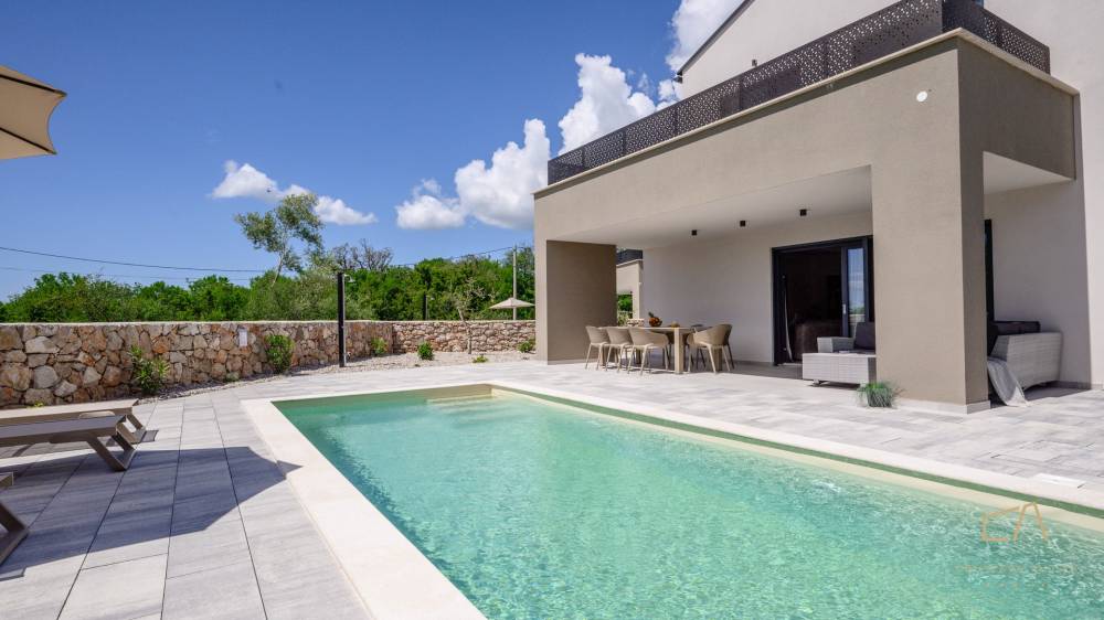 Moderne und ausgestattete Villa mit Pool und Garten - zu verkaufen!