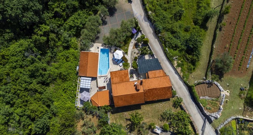 Detached house with 2 residential units and a pool - Vrbnik!