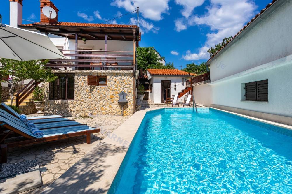 Detached house with 2 residential units and a pool - Vrbnik!