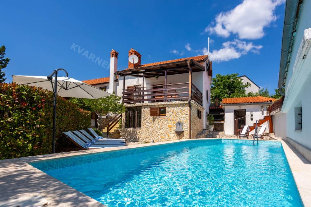 Detached house with 2 residential units and a pool - Vrbnik!