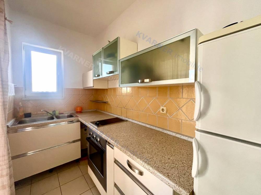 Apartman u prizemlju s okućnicom i pogledom na more!