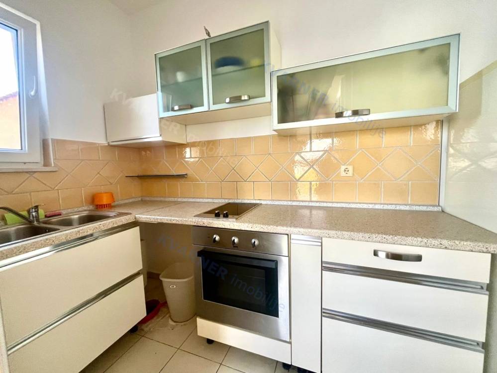 Apartman u prizemlju s okućnicom i pogledom na more!