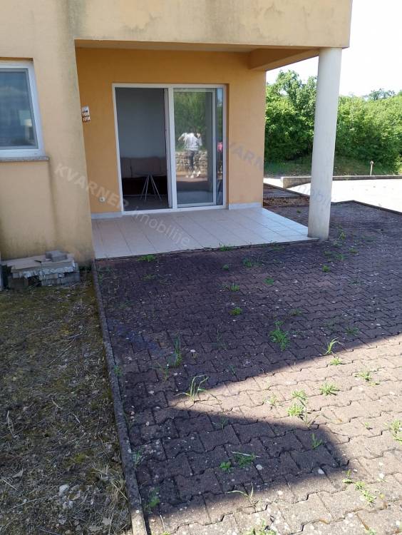 Apartman u prizemlju s okućnicom i pogledom na more!