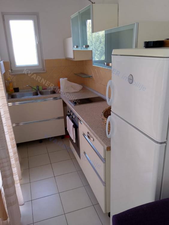 Apartman u prizemlju s okućnicom i pogledom na more!