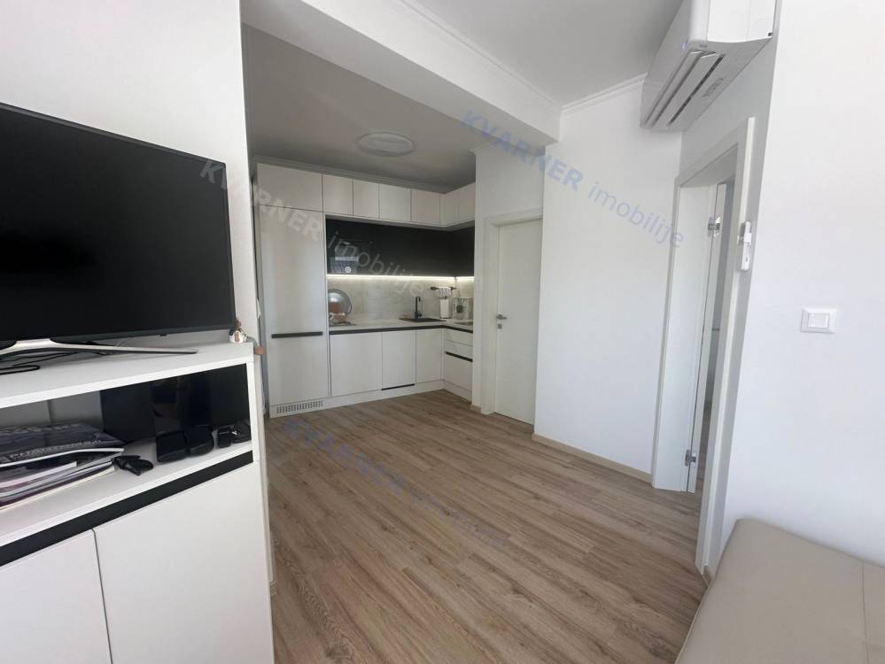 Malinska prodaja - apartman s velikom okućnicom!