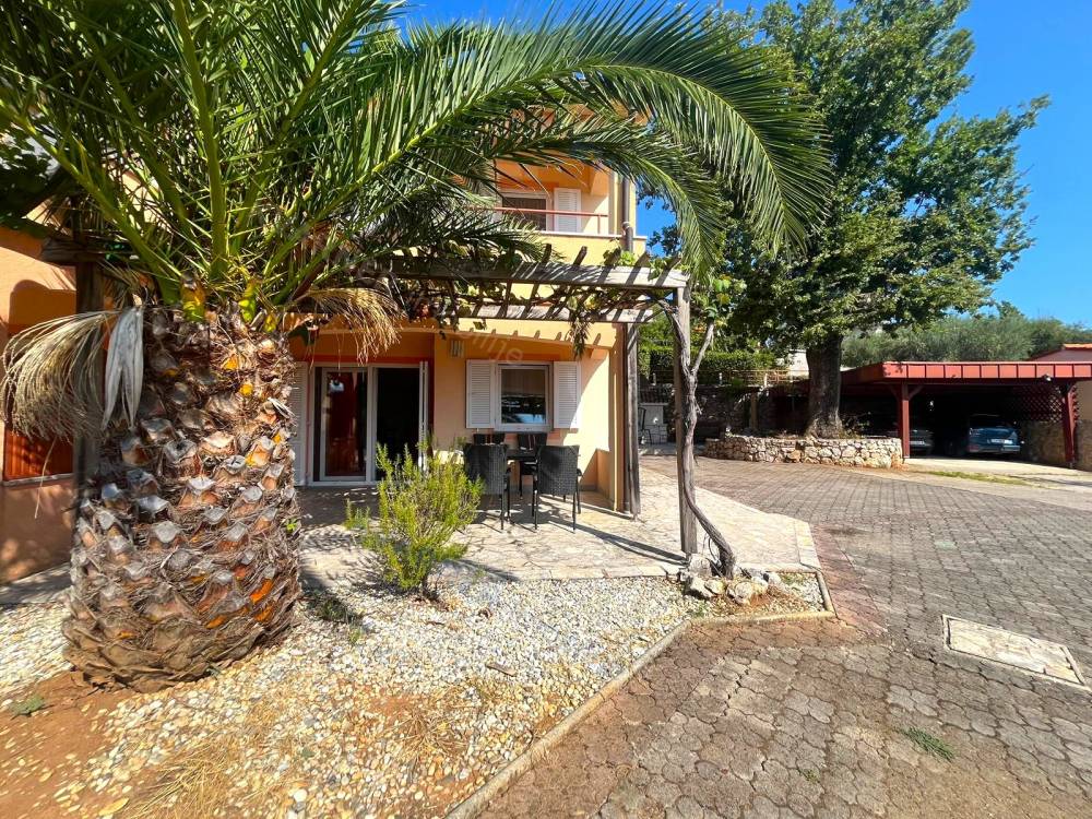 Ground-floor apartment with a garden and sea view!